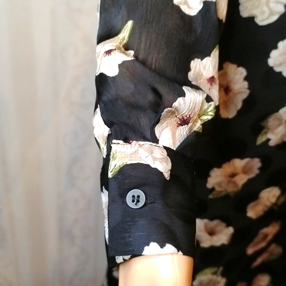 Flattering Zara 2 toned black flowered dress with collar and long button sleeves - Picture 6 of 12